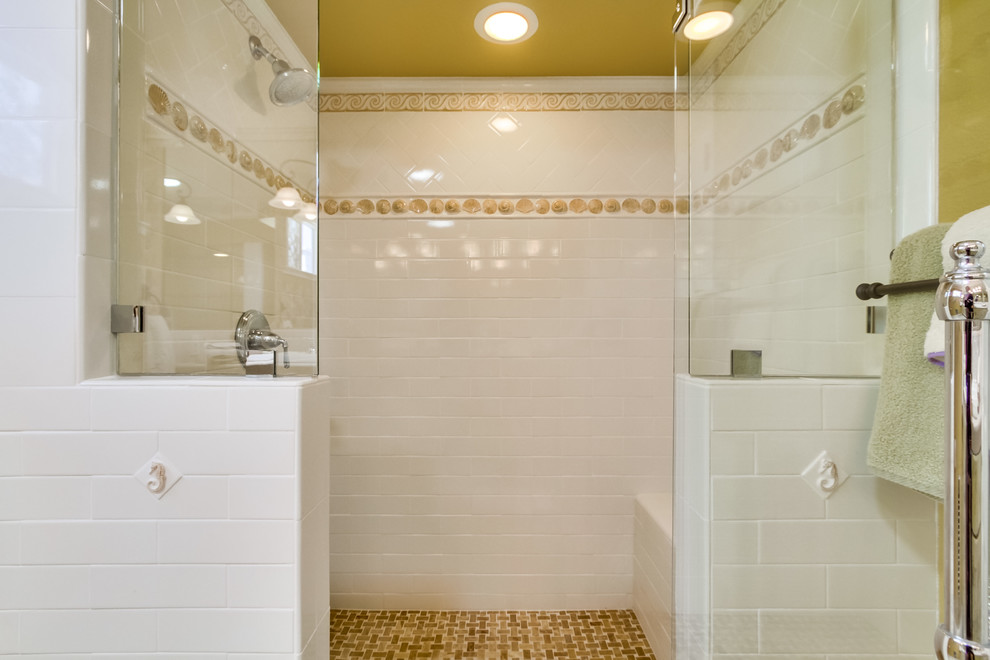 Mittelgroßes Klassisches Badezimmer En Suite mit beigen Schränken, Wandtoilette mit Spülkasten, weißen Fliesen, gelber Wandfarbe, bodengleicher Dusche und Einbauwaschbecken in San Diego