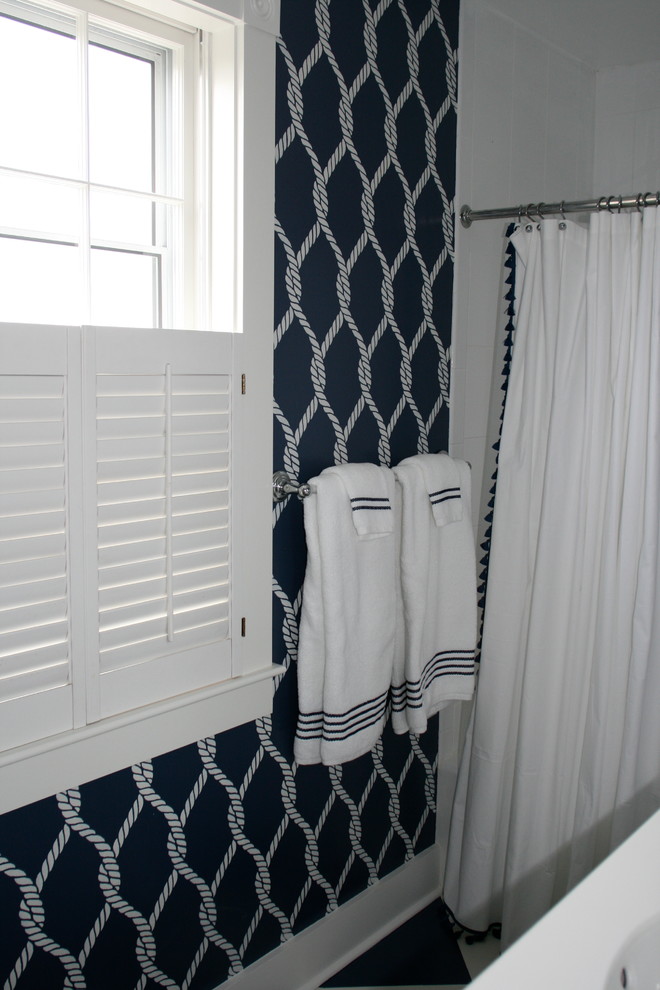 Esempio di una piccola stanza da bagno con doccia costiera con doccia alcova, pareti blu e doccia con tenda
