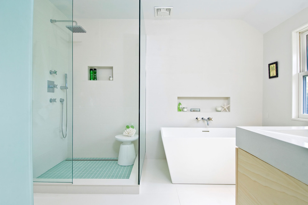 Идея дизайна: ванная комната в современном стиле с отдельно стоящей ванной и белой столешницей