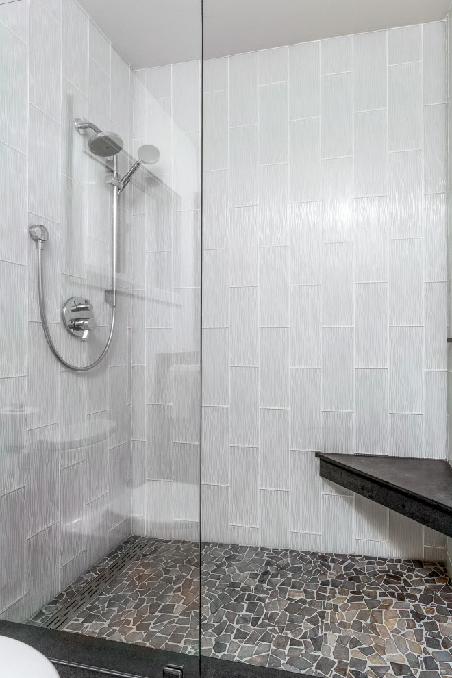 Idéer för små maritima badrum med dusch, med en dusch i en alkov, en toalettstol med separat cisternkåpa, vit kakel, glaskakel, klinkergolv i småsten, flerfärgat golv och dusch med gångjärnsdörr