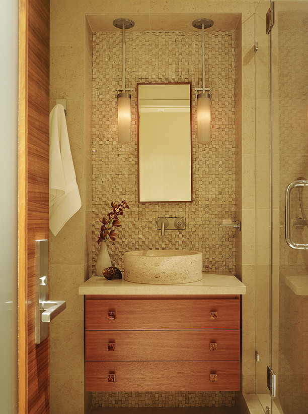 Immagine di una stanza da bagno stile marinaro con piastrelle in travertino