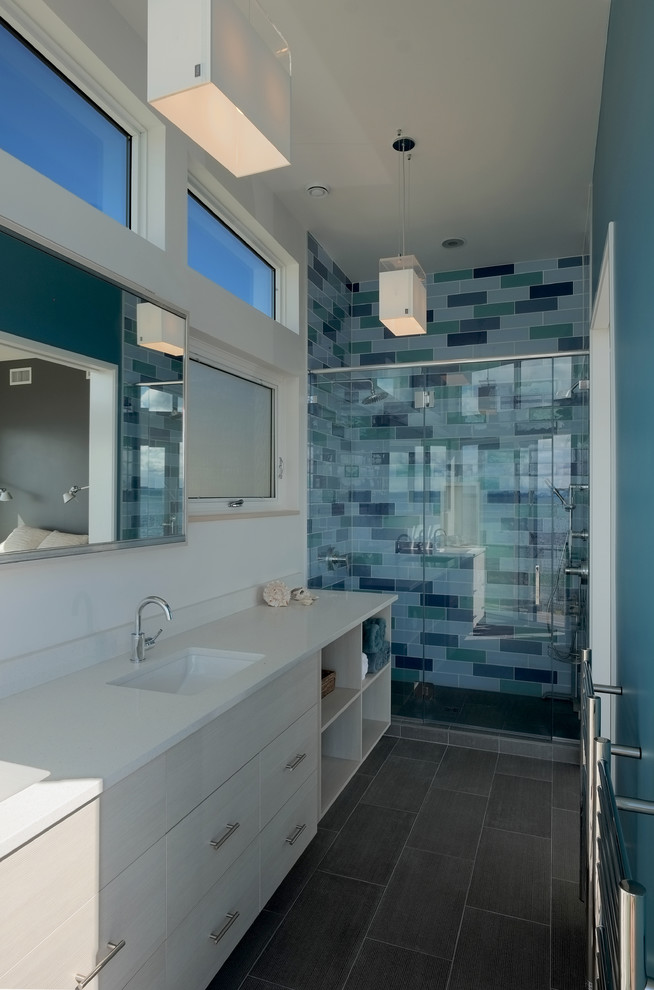Kleines Modernes Duschbad mit Unterbauwaschbecken, flächenbündigen Schrankfronten, offener Dusche, blauen Fliesen, Glasfliesen, blauer Wandfarbe und Porzellan-Bodenfliesen in Seattle