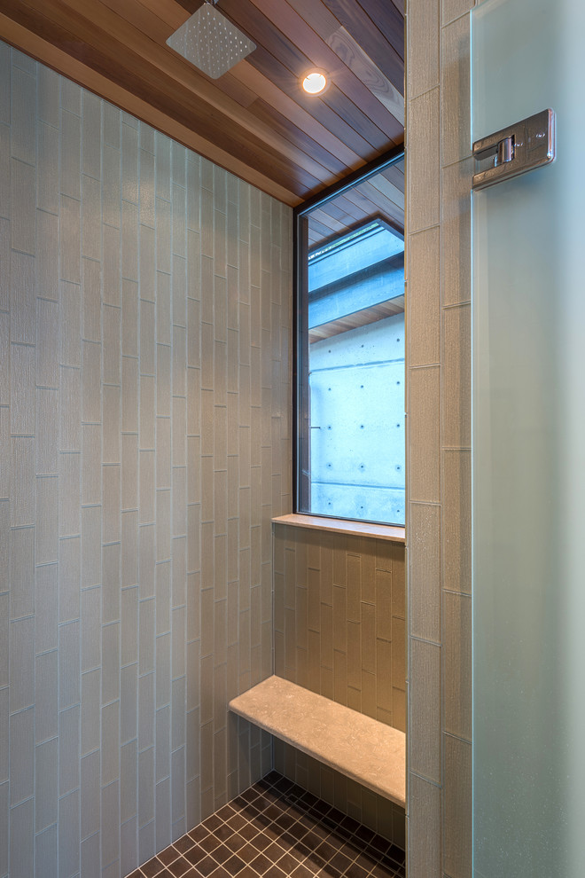 Cette image montre une petite douche en alcôve principale design avec un carrelage vert, un carrelage en pâte de verre, un mur vert, un sol en carrelage de porcelaine, un sol vert et une cabine de douche à porte battante.