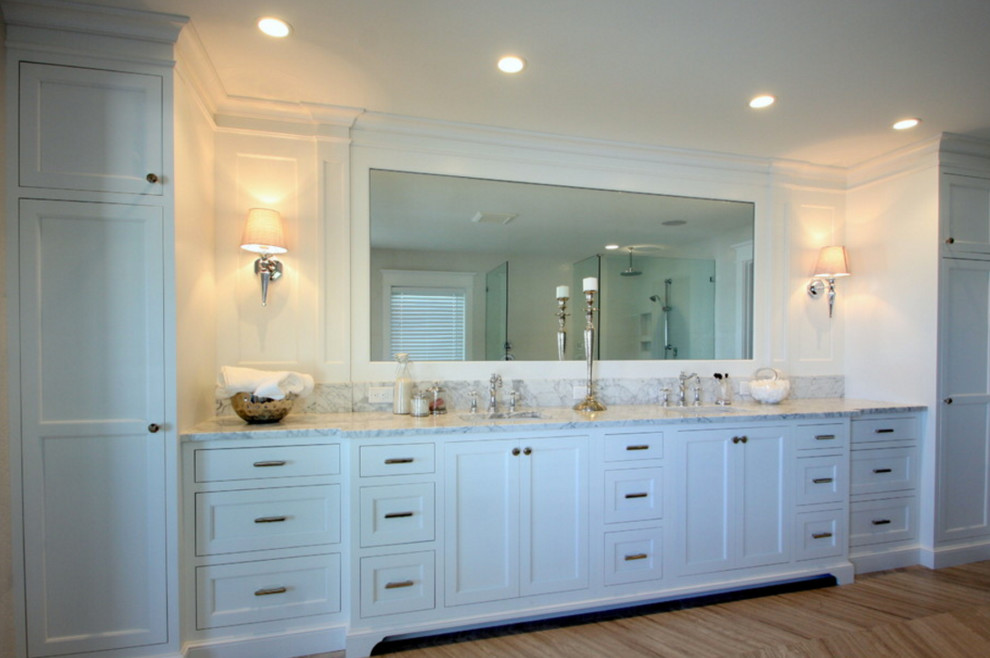 Источник вдохновения для домашнего уюта: главная ванная комната среднего размера в морском стиле с плоскими фасадами, белыми фасадами, врезной раковиной и мраморной столешницей
