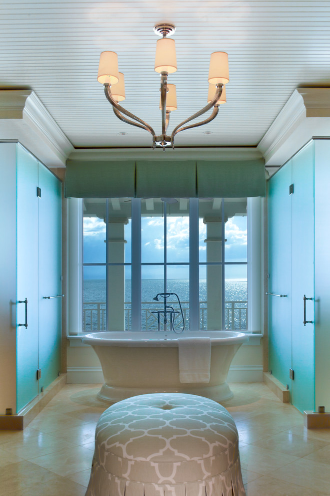 Foto di una stanza da bagno tropicale con vasca freestanding