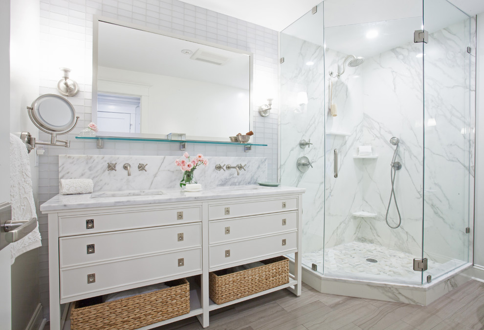 Foto på ett mellanstort vintage en-suite badrum, med luckor med infälld panel, vita skåp, en hörndusch, grå kakel, vit kakel, marmorkakel, vita väggar, klinkergolv i porslin, ett undermonterad handfat och marmorbänkskiva