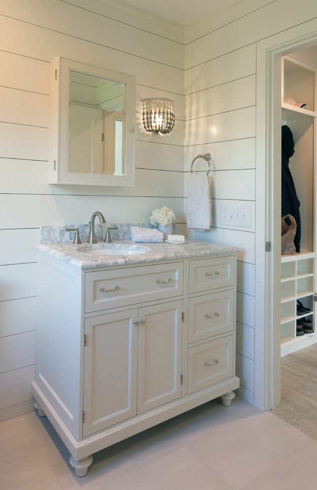 Klassisk inredning av ett mellanstort badrum med dusch, med luckor med profilerade fronter, vita skåp, flerfärgade väggar, marmorgolv, ett undermonterad handfat, marmorbänkskiva, en dusch i en alkov, blå kakel och tunnelbanekakel