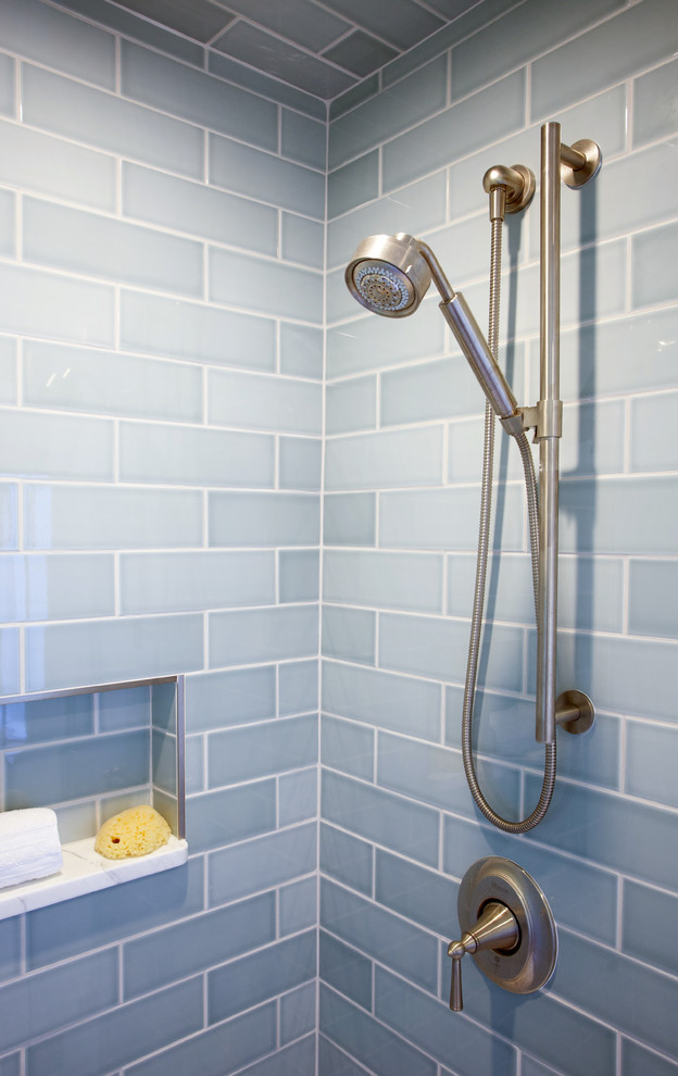 Réalisation d'une salle de bain tradition de taille moyenne avec un placard à porte affleurante, des portes de placard blanches, un carrelage bleu, un carrelage métro, un mur multicolore, un sol en marbre, un lavabo encastré et un plan de toilette en marbre.