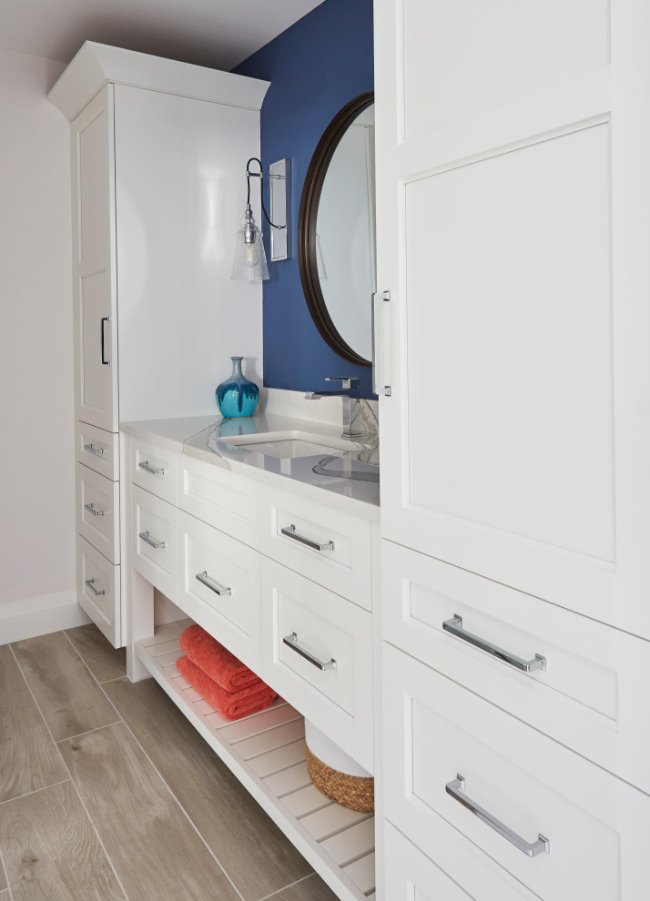 Example of a small beach style kids' multicolored tile and porcelain tile porcelain tile, gray floor and single-sink bathroom design with shaker cabinets, white cabinets, a wall-mount toilet, gray walls, an undermount sink, quartz countertops, beige countertops, a niche and a built-in vanity