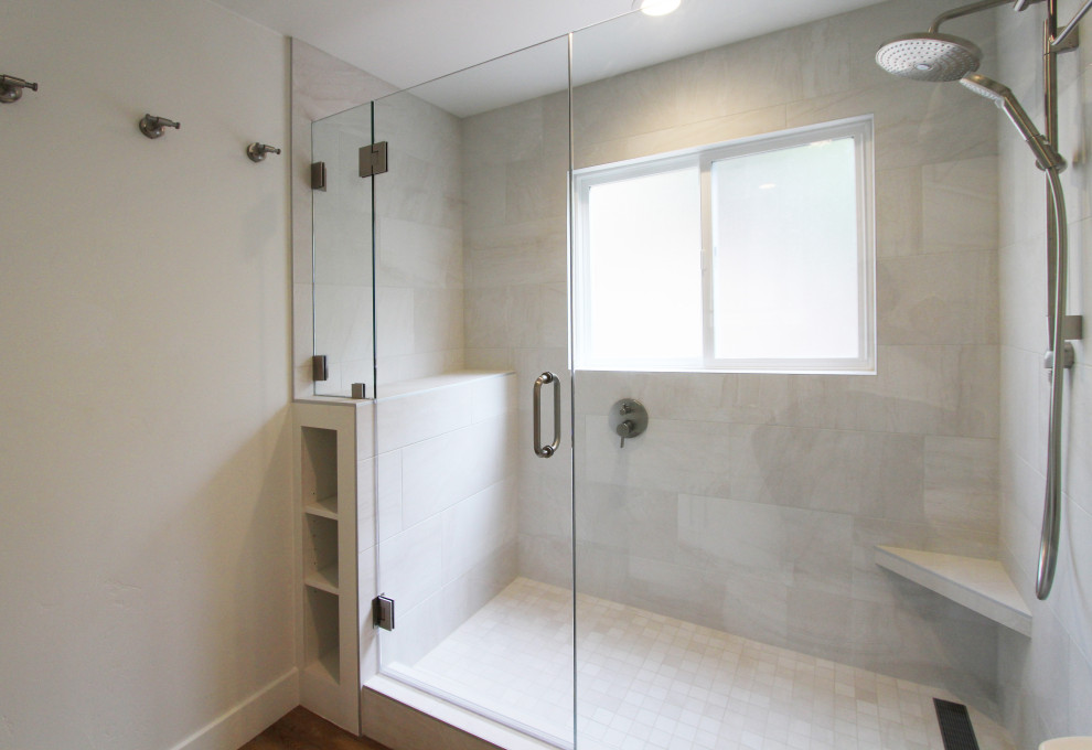 Foto på ett mellanstort maritimt vit badrum med dusch, med skåp i shakerstil, vita skåp, en dusch/badkar-kombination, en toalettstol med separat cisternkåpa, beige kakel, porslinskakel, vita väggar, vinylgolv, ett undermonterad handfat, bänkskiva i kvarts, brunt golv och dusch med gångjärnsdörr