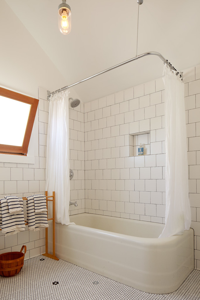 Réalisation d'une salle de bain bohème avec un combiné douche/baignoire, un carrelage blanc, des carreaux de céramique, un lavabo de ferme, une cabine de douche avec un rideau, un sol en carrelage de céramique et un sol blanc.