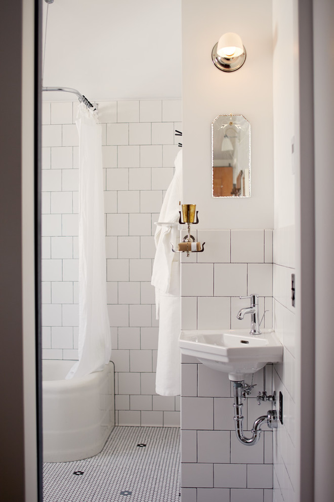 Idéer för eklektiska badrum, med en dusch/badkar-kombination, vit kakel, keramikplattor, klinkergolv i keramik, ett piedestal handfat, vitt golv och dusch med duschdraperi