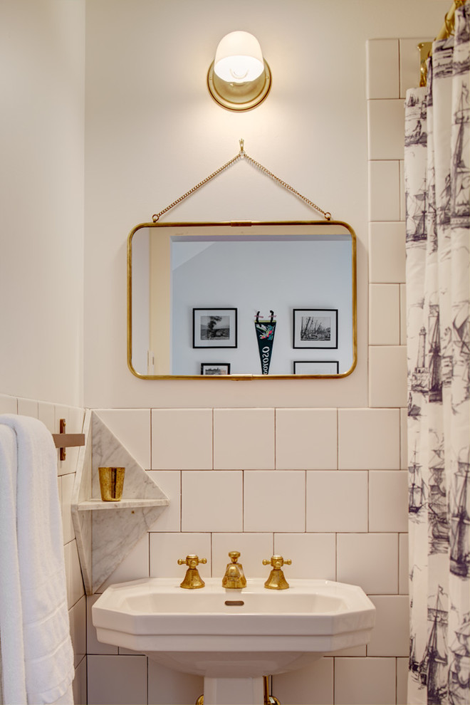 Cette image montre une salle de bain bohème avec un combiné douche/baignoire, un carrelage blanc, des carreaux de céramique, carreaux de ciment au sol, un lavabo de ferme, un sol gris et une cabine de douche avec un rideau.