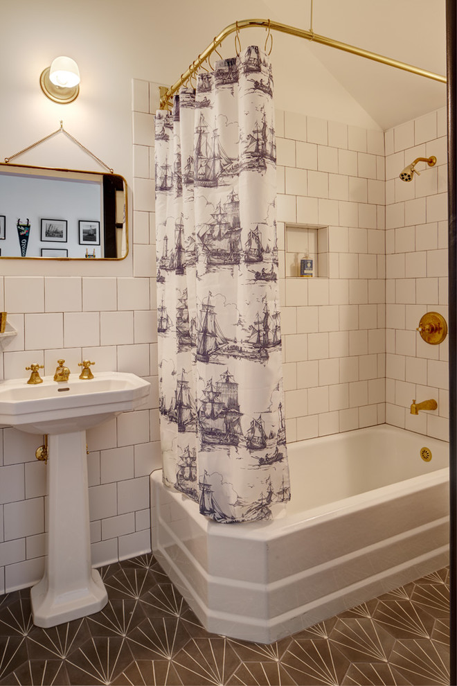 Imagen de cuarto de baño ecléctico con combinación de ducha y bañera, baldosas y/o azulejos blancos, baldosas y/o azulejos de cerámica, suelo de azulejos de cemento, lavabo con pedestal, suelo gris y ducha con cortina