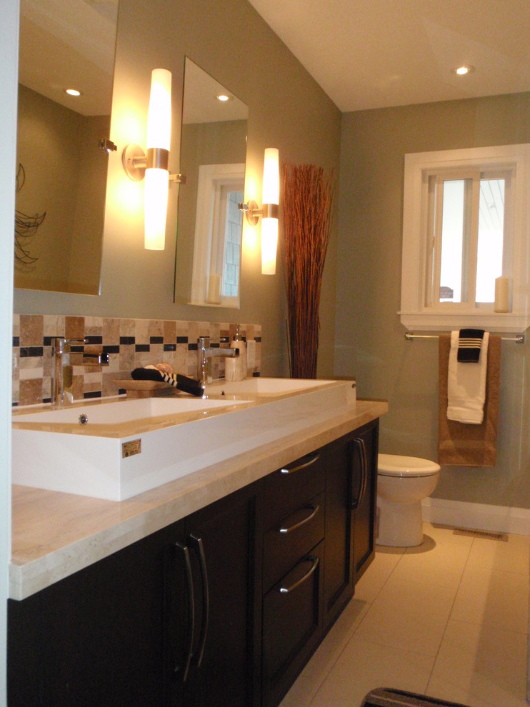 Пример оригинального дизайна: ванная комната в стиле неоклассика (современная классика) с настольной раковиной, темными деревянными фасадами и бежевой плиткой