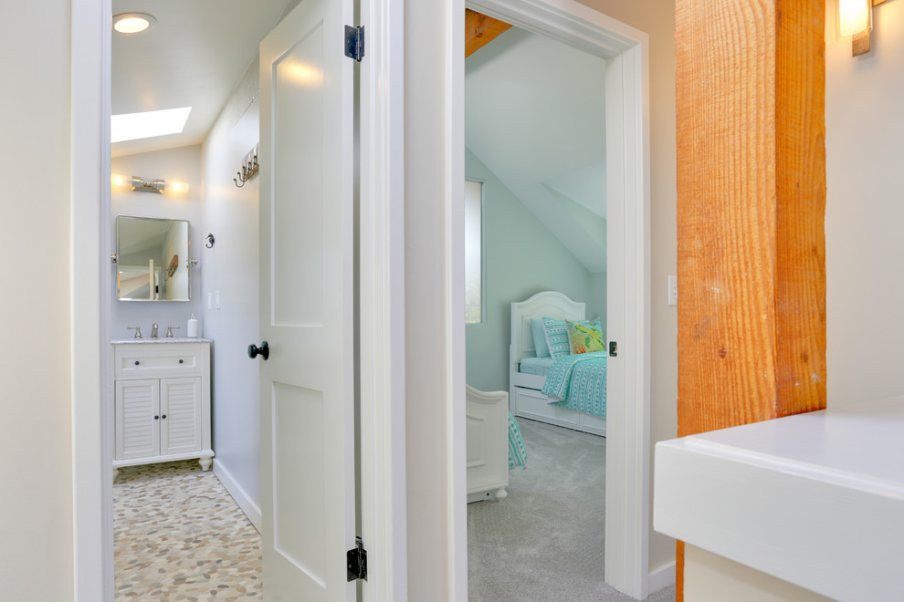 Идея дизайна: маленькая ванная комната в морском стиле с фасадами с декоративным кантом, белыми фасадами, ванной в нише, душем над ванной, бежевой плиткой, серыми стенами, полом из галечной плитки, столешницей из гранита, разноцветным полом, душем с распашными дверями, плиткой кабанчик и врезной раковиной для на участке и в саду