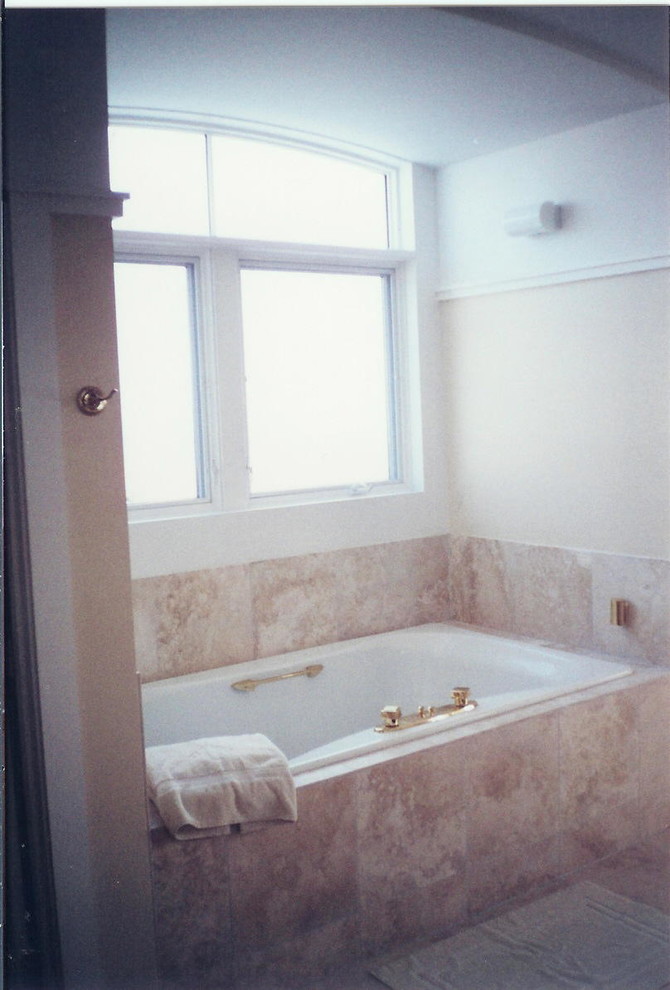 Maritim inredning av ett stort en-suite badrum, med beige väggar, skiffergolv, ett platsbyggt badkar, beige kakel och keramikplattor
