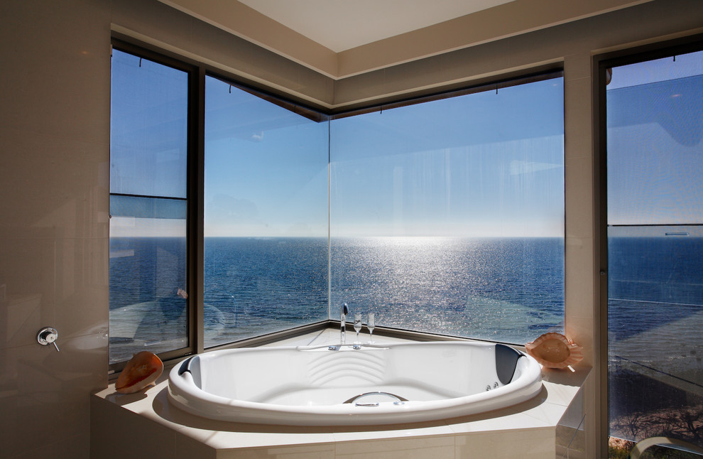 Immagine di una stanza da bagno padronale stile marinaro di medie dimensioni con vasca idromassaggio