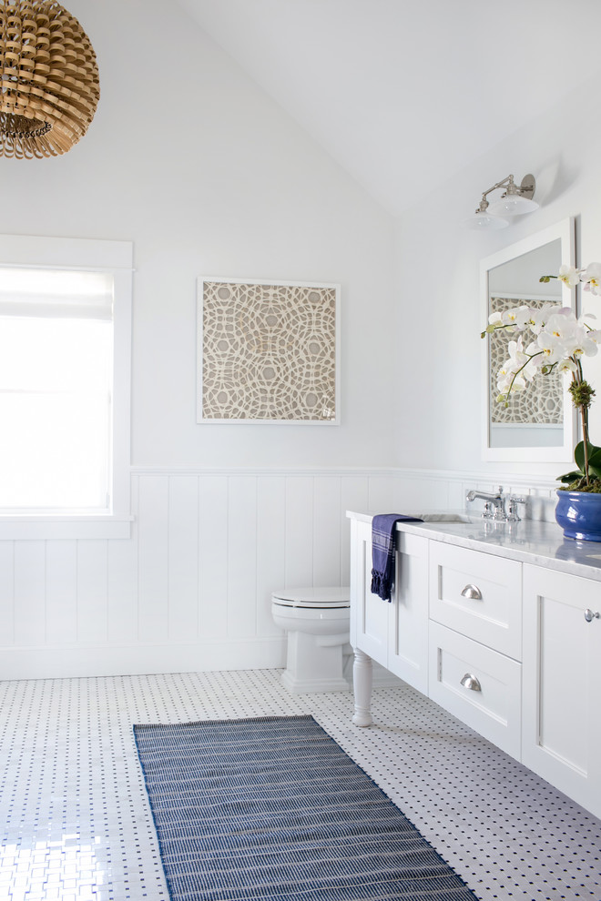 Diseño de cuarto de baño principal marinero grande con armarios estilo shaker, puertas de armario blancas, suelo de mármol, encimera de mármol y suelo blanco