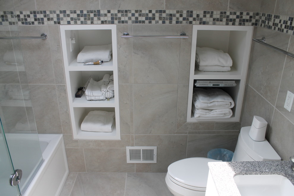 Inspiration för ett mellanstort maritimt en-suite badrum, med släta luckor, vita skåp, granitbänkskiva, ett badkar i en alkov, en dusch/badkar-kombination, grå kakel och grå väggar