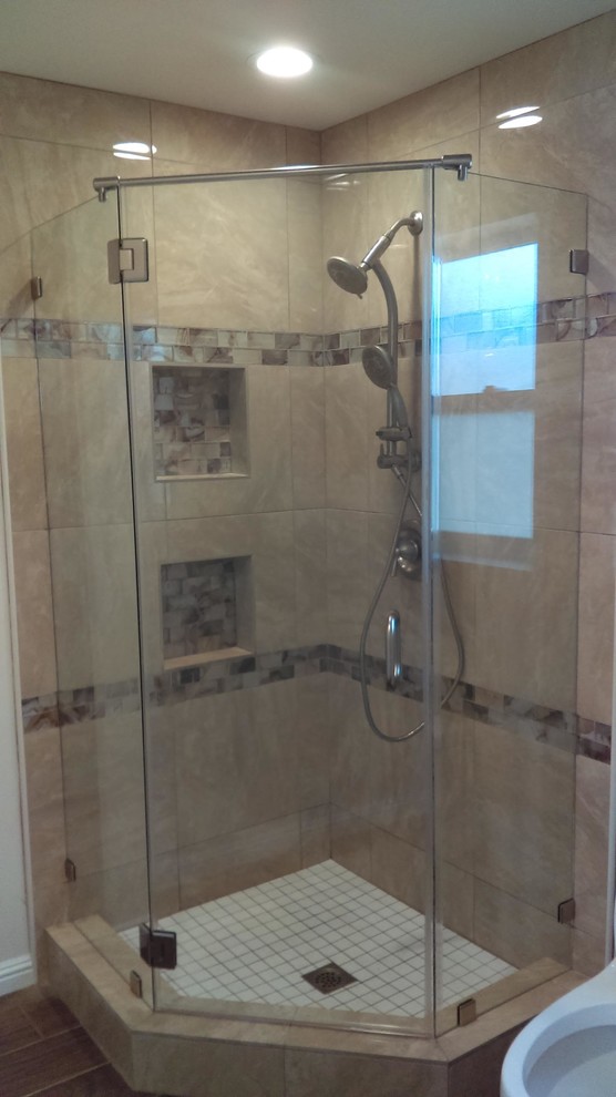 Bild på ett litet funkis badrum med dusch, med en hörndusch, beige kakel, porslinskakel, vinylgolv, brunt golv och dusch med gångjärnsdörr