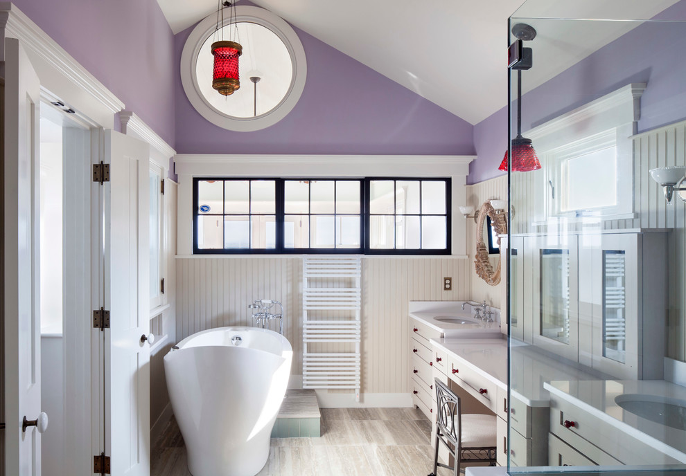 Идея дизайна: большая главная ванная комната в классическом стиле с фасадами в стиле шейкер, серыми фасадами, отдельно стоящей ванной, душем без бортиков, серой плиткой, каменной плиткой, фиолетовыми стенами, мраморным полом, врезной раковиной и столешницей из искусственного кварца