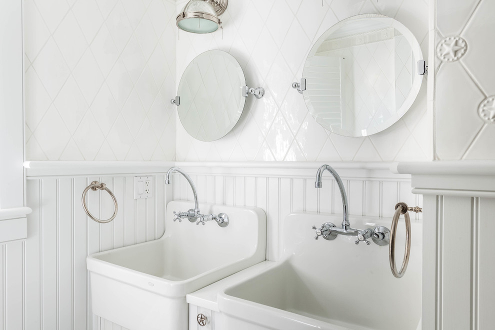 Foto di una stanza da bagno stile marinaro con lavabo sospeso, piastrelle bianche, piastrelle in ceramica e pareti bianche