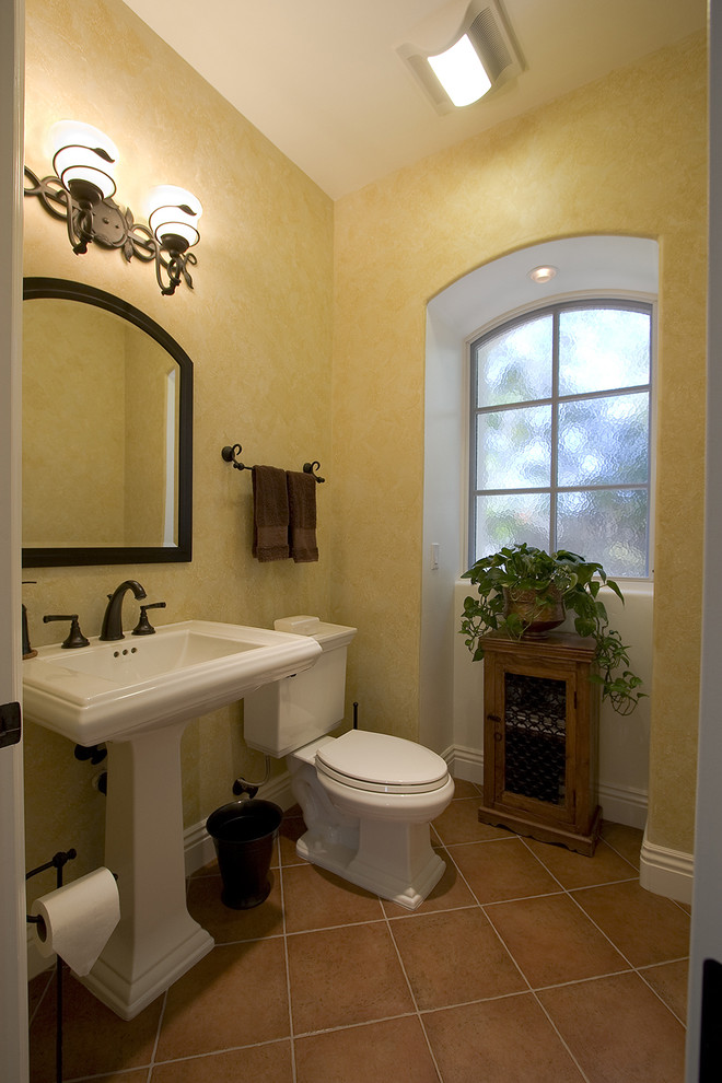 Exempel på ett modernt badrum, med ett piedestal handfat