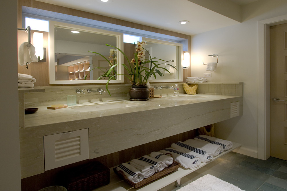 На фото: ванная комната в морском стиле с мраморной столешницей и врезной раковиной