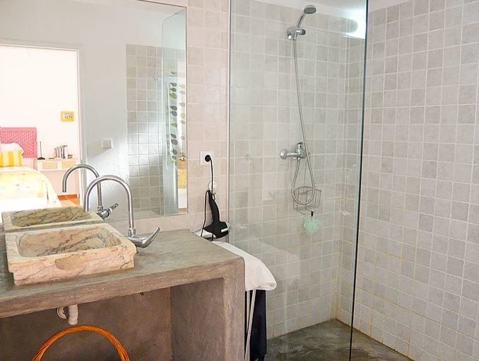 На фото: маленькая ванная комната в морском стиле с стеклянными фасадами, серыми фасадами, открытым душем, унитазом-моноблоком, серой плиткой, керамической плиткой, белыми стенами, бетонным полом и столешницей из бетона для на участке и в саду