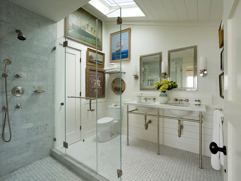 Immagine di una stanza da bagno con doccia stile marino con lavabo a consolle, doccia alcova, WC a due pezzi, piastrelle grigie e pareti bianche