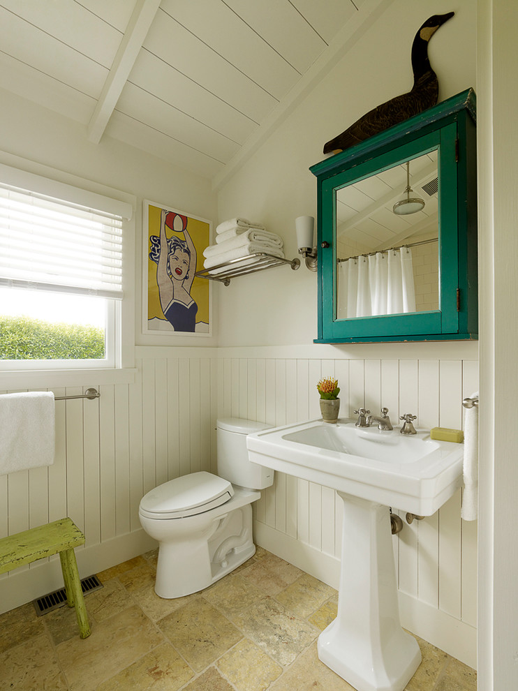 Идея дизайна: маленькая ванная комната в стиле фьюжн с ванной в нише, душем над ванной, раздельным унитазом, белой плиткой, белыми стенами, полом из сланца, душевой кабиной, раковиной с пьедесталом, бежевым полом и шторкой для ванной для на участке и в саду