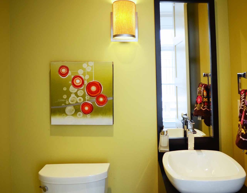 Свежая идея для дизайна: маленькая ванная комната в стиле фьюжн с унитазом-моноблоком, желтыми стенами, душевой кабиной и настольной раковиной для на участке и в саду - отличное фото интерьера