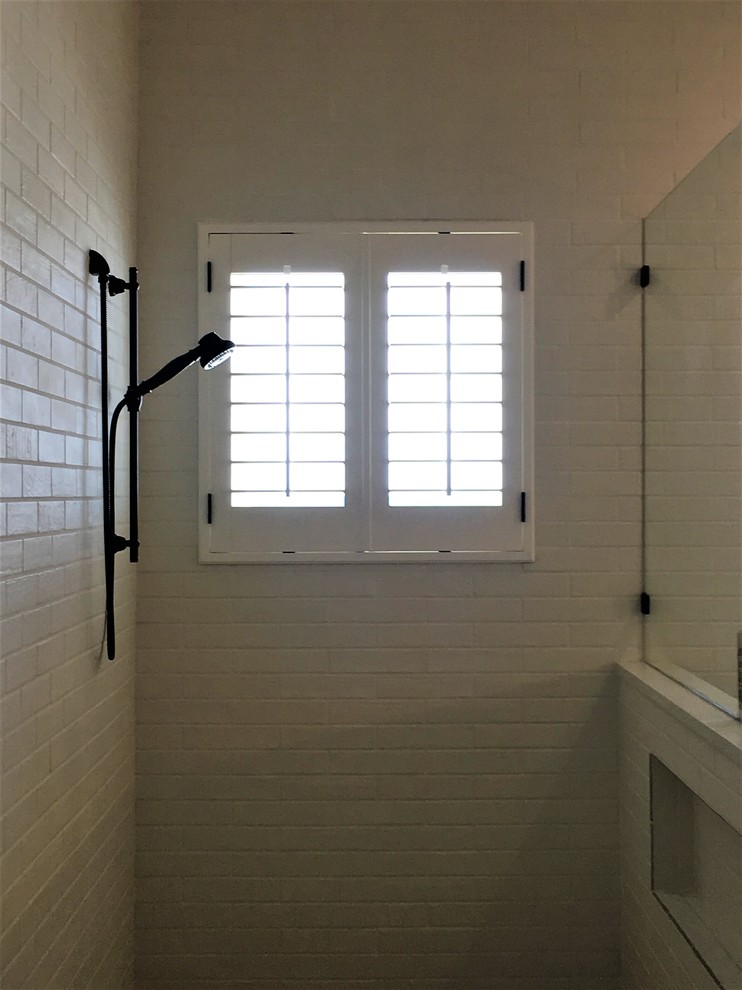 Идея дизайна: большая главная ванная комната в морском стиле с открытым душем, открытым душем, накладной ванной, белыми стенами, темным паркетным полом, коричневым полом, белой плиткой и плиткой кабанчик