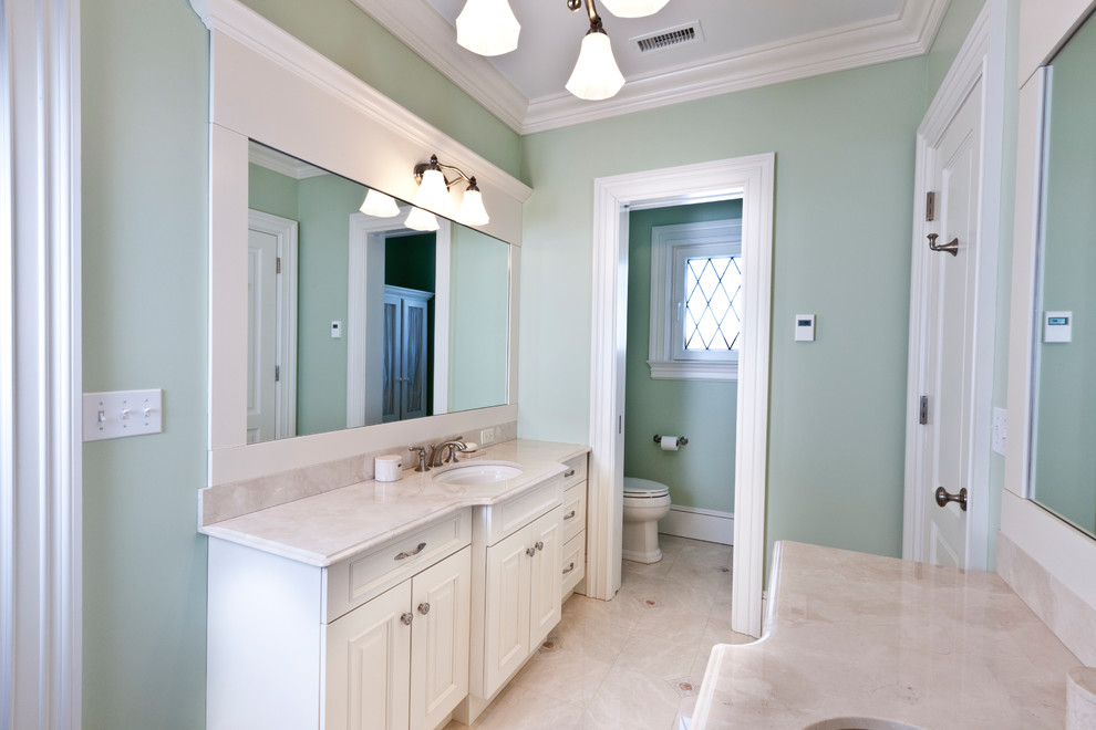 Diseño de cuarto de baño principal costero grande con puertas de armario verdes, paredes blancas, encimera de cuarzo compacto y encimeras blancas