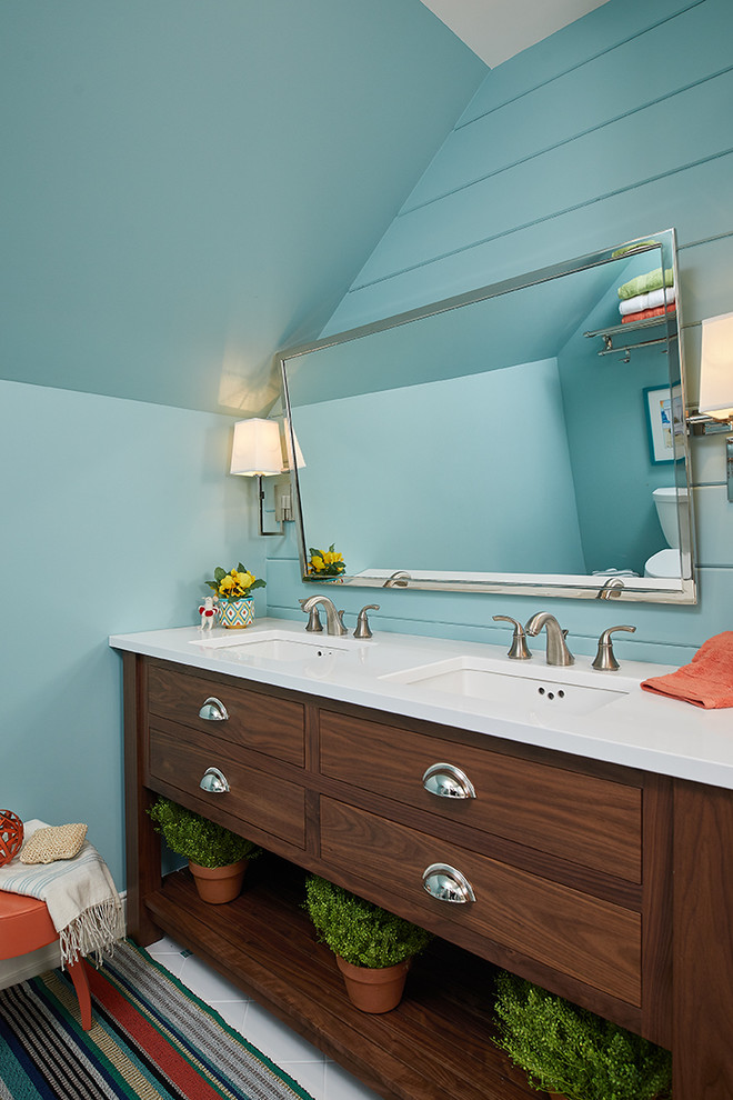 Foto di una stanza da bagno per bambini costiera con ante in legno bruno, pareti blu, lavabo sottopiano, top bianco e ante lisce