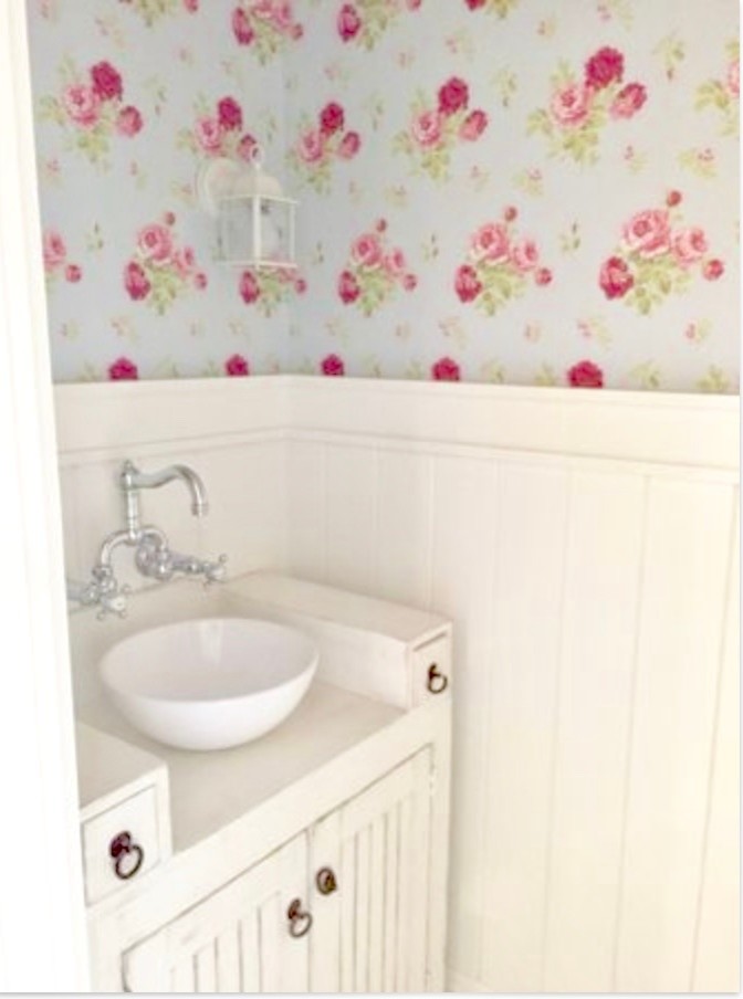 Пример оригинального дизайна: маленькая ванная комната в морском стиле для на участке и в саду