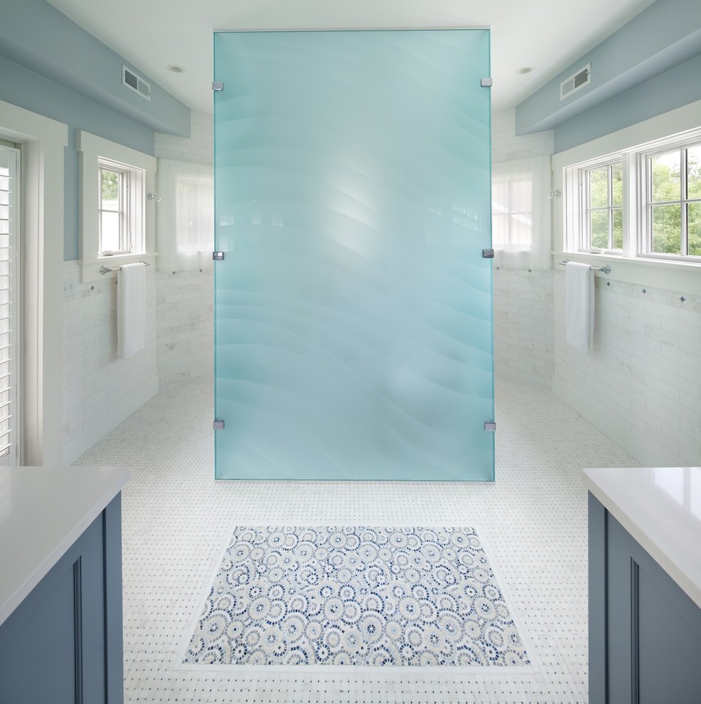Idee per una grande stanza da bagno padronale costiera con lavabo sottopiano, ante blu, doccia aperta, piastrelle bianche, piastrelle in ceramica, pareti blu, pavimento con piastrelle in ceramica e ante con riquadro incassato