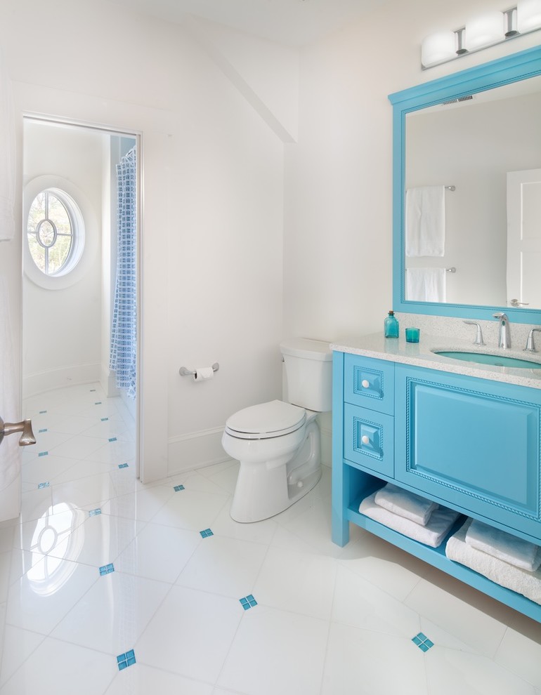 Пример оригинального дизайна: большая детская ванная комната в морском стиле с врезной раковиной, фасадами с выступающей филенкой, синими фасадами, раздельным унитазом, керамической плиткой, белыми стенами, полом из керамической плитки, мраморной столешницей и синей плиткой