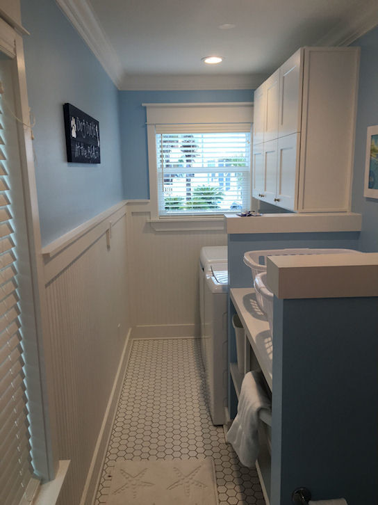 Großes Klassisches Badezimmer mit Schrankfronten im Shaker-Stil, weißen Schränken, blauer Wandfarbe, Sockelwaschbecken und weißem Boden in Sonstige