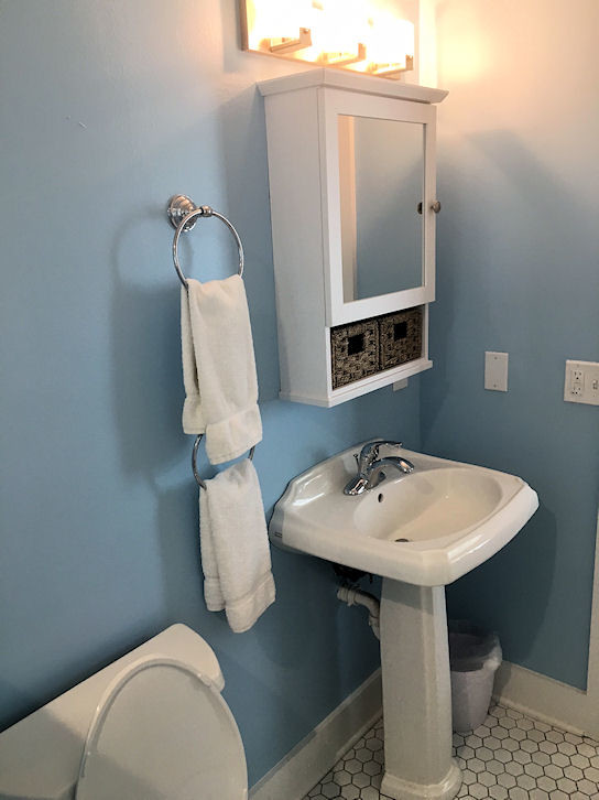 Ejemplo de cuarto de baño tradicional grande con armarios estilo shaker, puertas de armario blancas, paredes azules, lavabo con pedestal y suelo blanco