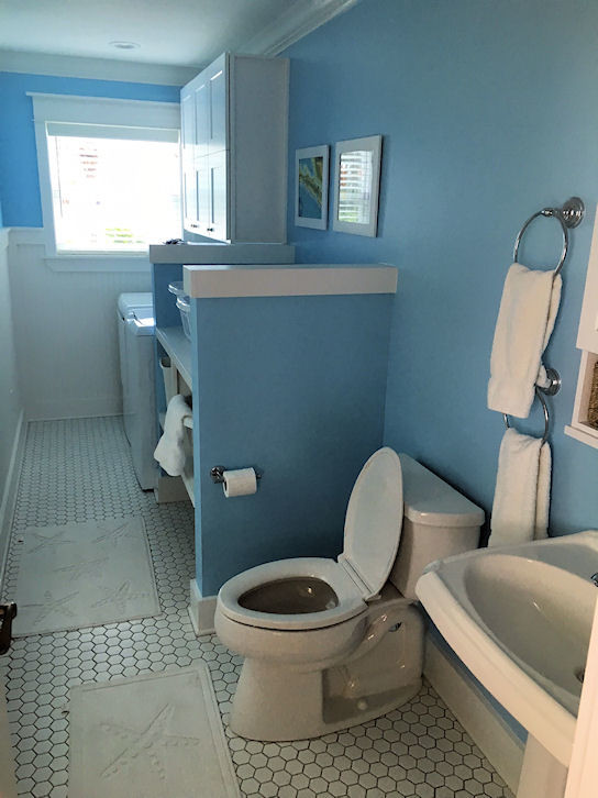 Großes Klassisches Badezimmer mit Schrankfronten im Shaker-Stil, weißen Schränken, blauer Wandfarbe, Sockelwaschbecken und weißem Boden in Miami