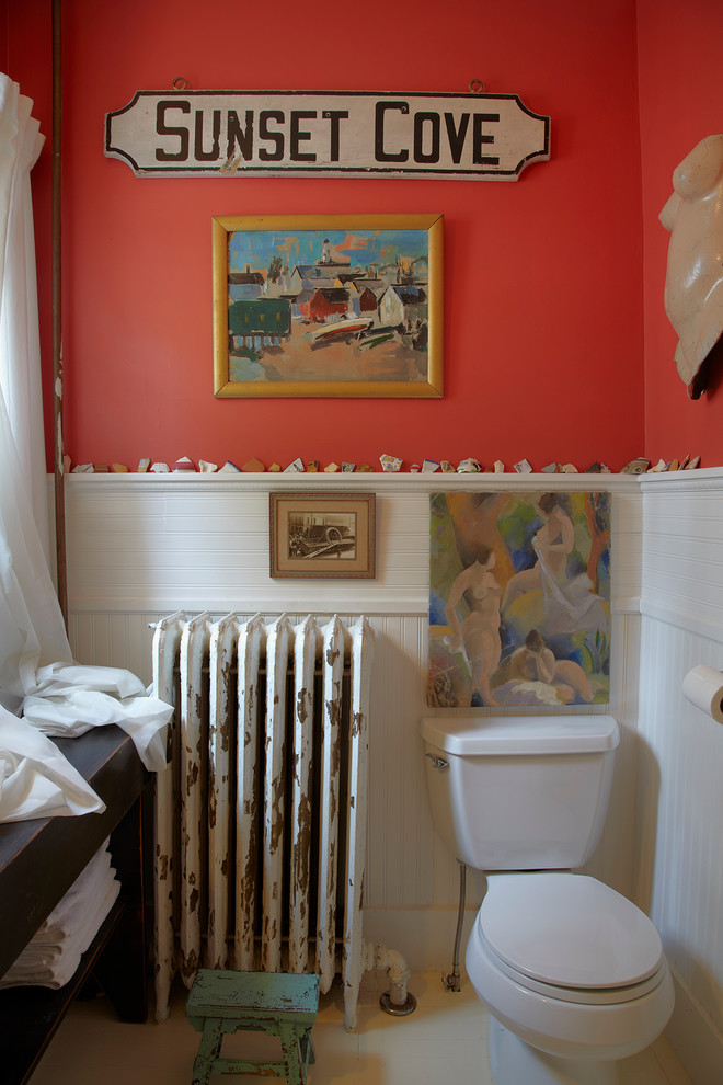 Пример оригинального дизайна: ванная комната в морском стиле с открытыми фасадами, темными деревянными фасадами, раздельным унитазом и оранжевыми стенами
