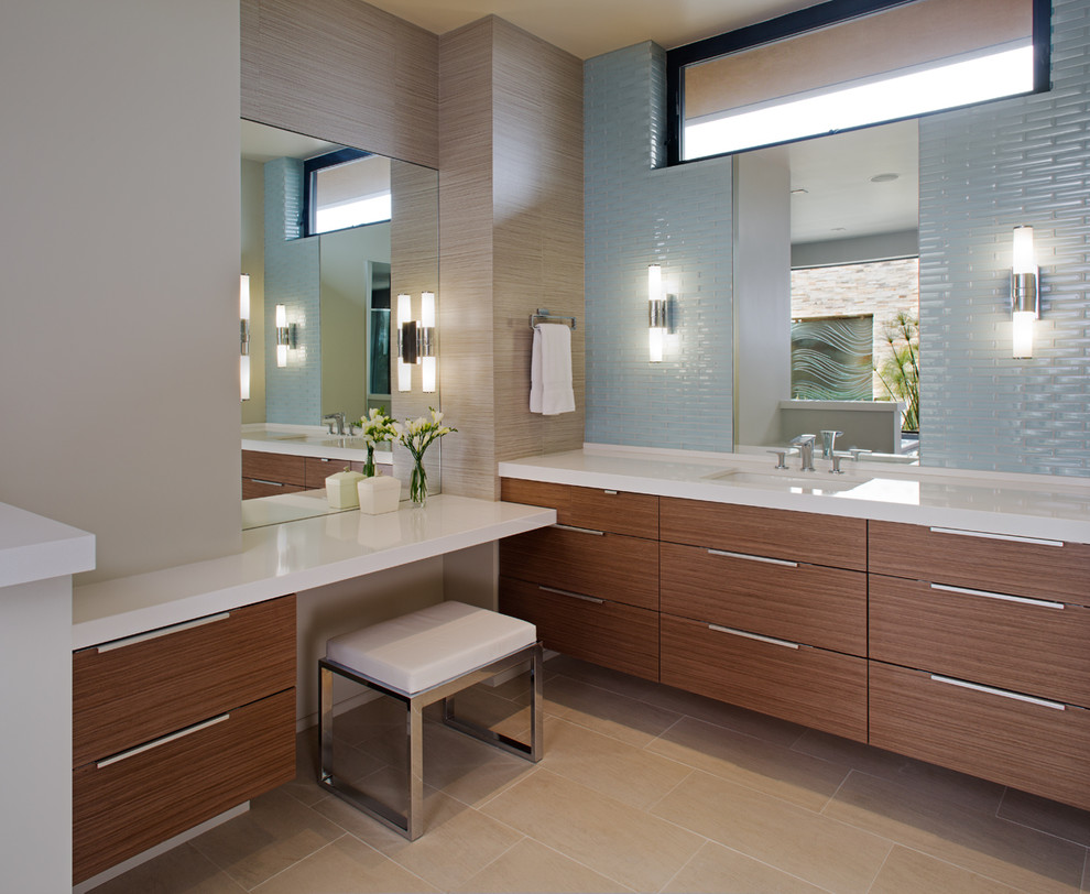 Inspiration för moderna badrum, med ett undermonterad handfat, släta luckor, skåp i mellenmörkt trä, blå kakel och beige väggar