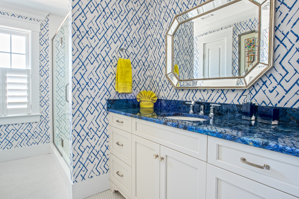 Стильный дизайн: главная ванная комната среднего размера в стиле неоклассика (современная классика) с фасадами с выступающей филенкой, белыми фасадами, угловой ванной, открытым душем, унитазом-моноблоком, синей плиткой, белой плиткой, стеклянной плиткой, синими стенами, полом из мозаичной плитки, накладной раковиной, стеклянной столешницей и синей столешницей - последний тренд