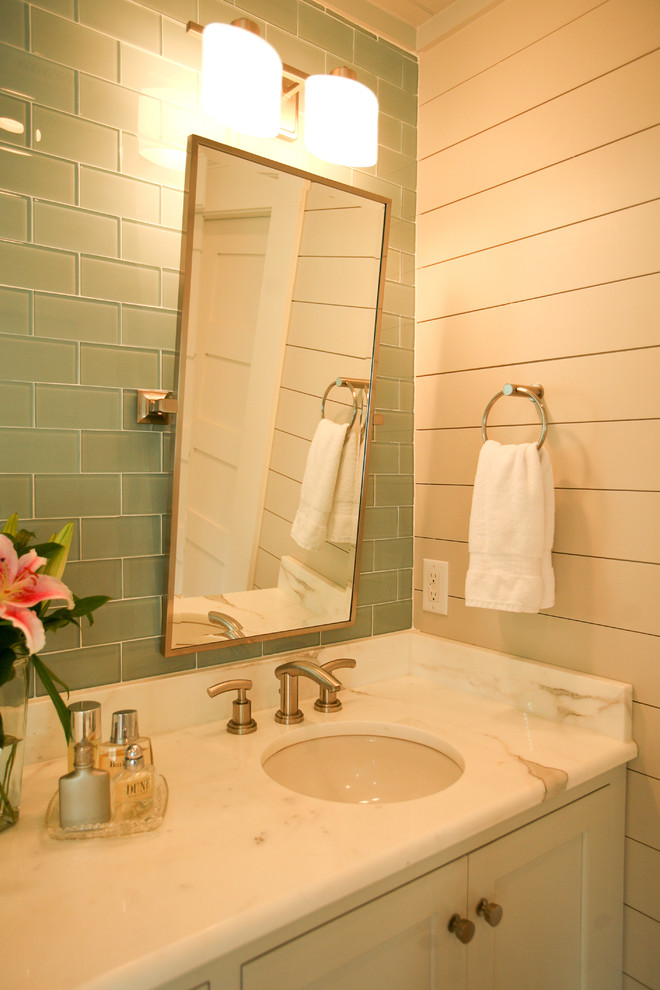 Inspiration för mellanstora exotiska en-suite badrum, med släta luckor, vita skåp, flerfärgade väggar, mellanmörkt trägolv, ett undermonterad handfat och bänkskiva i kalksten
