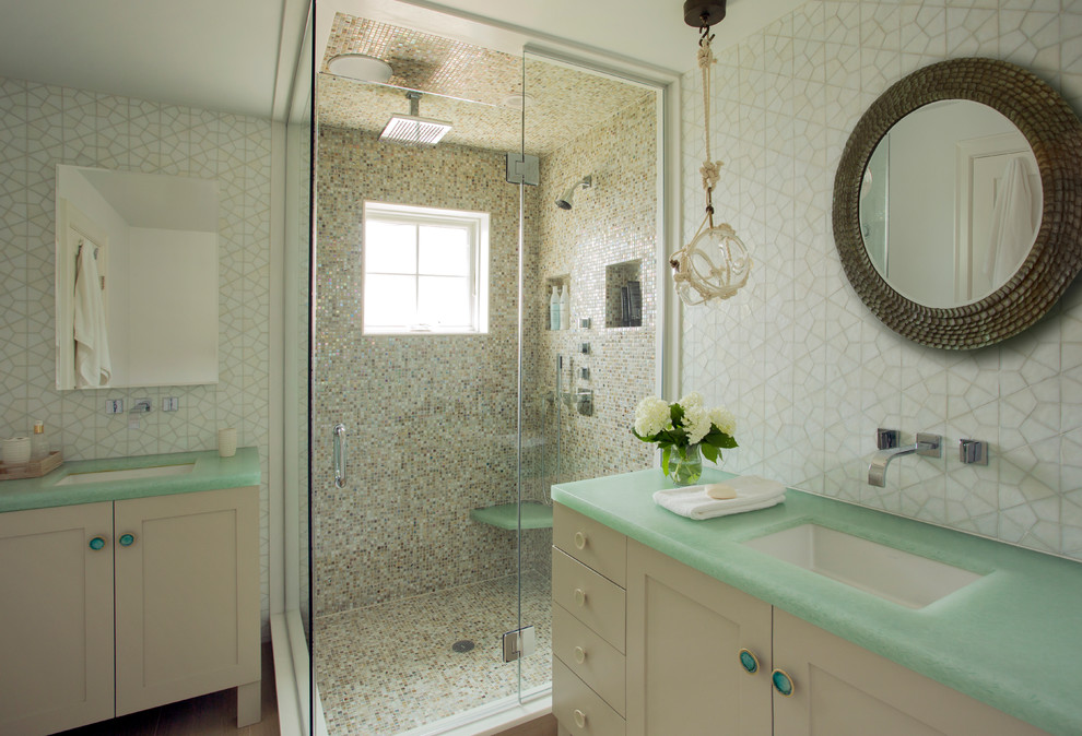 Источник вдохновения для домашнего уюта: ванная комната в морском стиле с врезной раковиной, фасадами в стиле шейкер, белыми фасадами, угловым душем, бежевой плиткой, белыми стенами, зеленой столешницей и окном