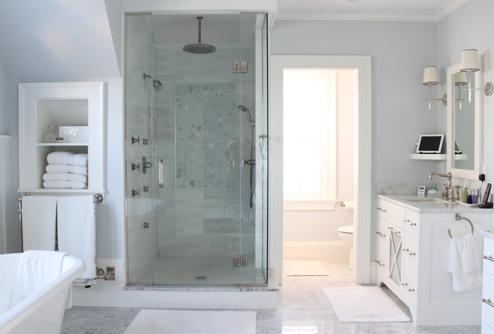 На фото: ванная комната в морском стиле с отдельно стоящей ванной
