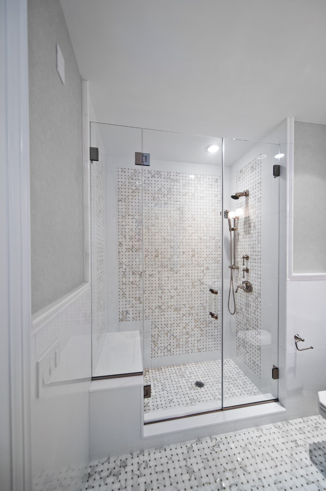 ニューヨークにあるビーチスタイルのおしゃれな浴室 (アルコーブ型シャワー、白いタイル、モザイクタイル) の写真