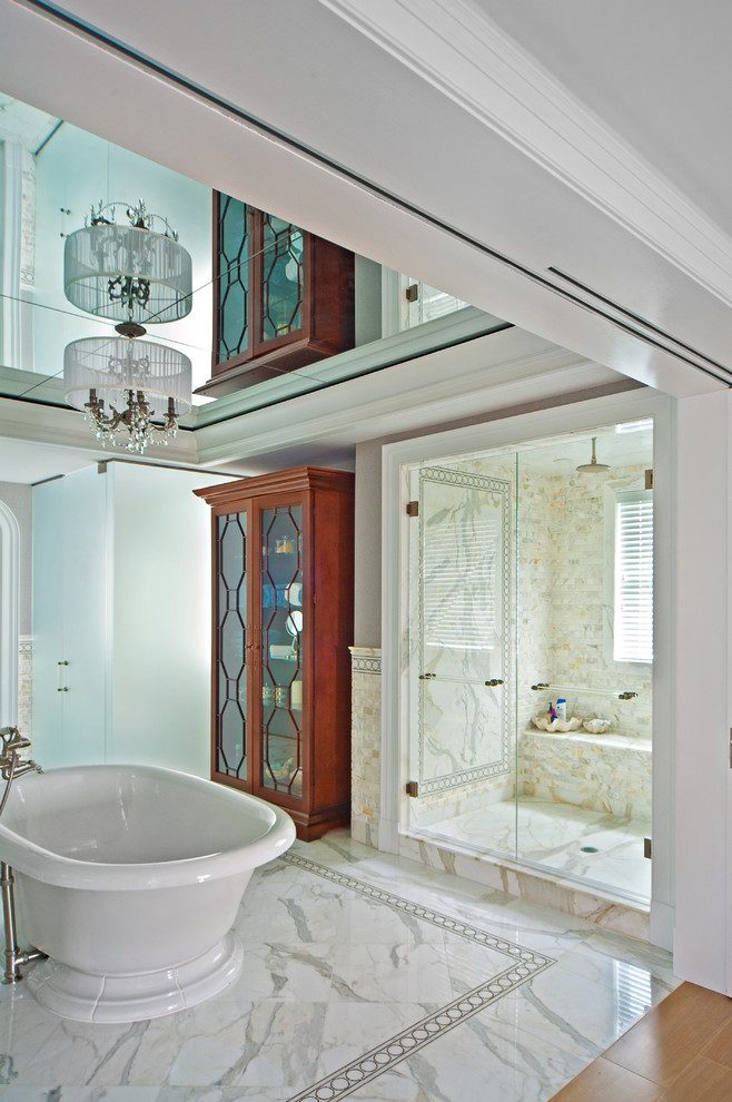Свежая идея для дизайна: ванная комната в морском стиле с отдельно стоящей ванной - отличное фото интерьера